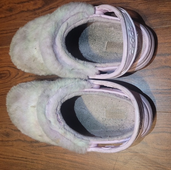 Furry lavender crocs size 7 - Picture 3 of 4